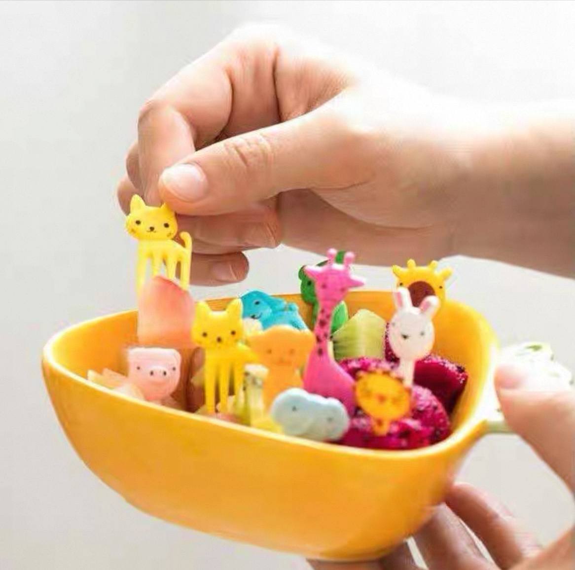 شوك لانش بوكس صغيرة للأطفال بتصميم حيوانات ملونة – عملية ومناسبة للفواكه والسناكس