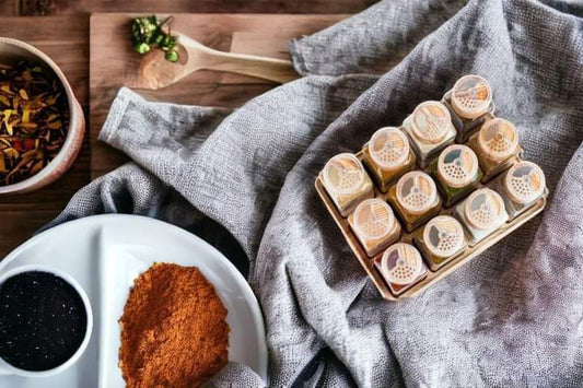 طقم توابل و بهارات 12 قطعه و بالاضافه لرف ومنظم + استيكر توابل خامة من البلاستيك البيور و غطاء بلاستيك محكم الغلق