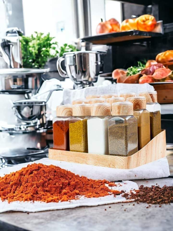 طقم توابل و بهارات 12 قطعه و بالاضافه لرف ومنظم + استيكر توابل خامة من البلاستيك البيور و غطاء بلاستيك محكم الغلق