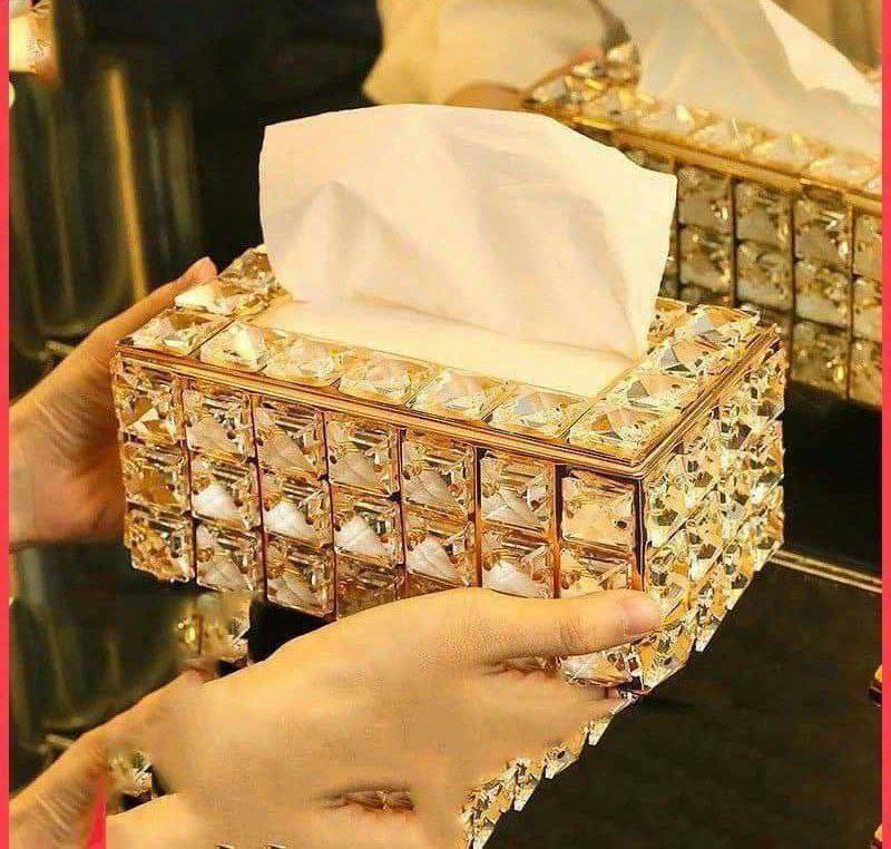 علبة مناديل كريستال فاخرة – تصميم معدني مطلي بالذهب لمسة ديكور راقية
