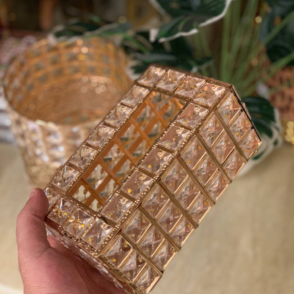 علبة مناديل كريستال فاخرة – تصميم معدني مطلي بالذهب لمسة ديكور راقية