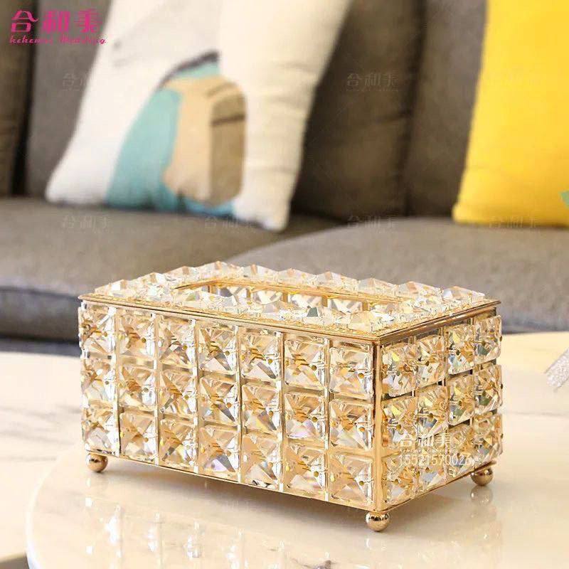 علبة مناديل كريستال فاخرة – تصميم معدني مطلي بالذهب لمسة ديكور راقية