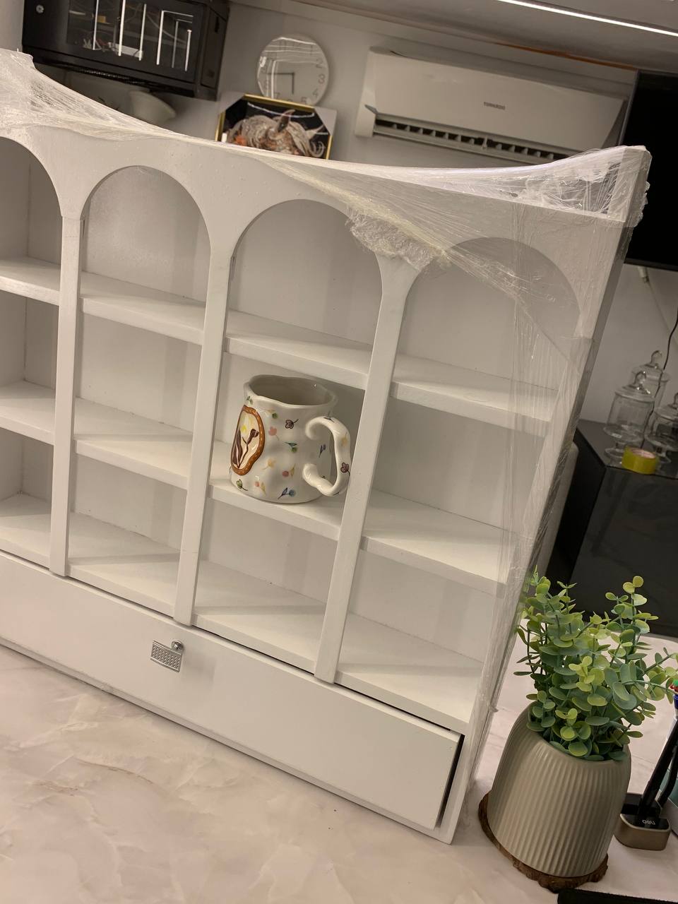 بيت مجات خشب موسكي بدرج – منظم مجات وركن قهوة أنيق 60×60