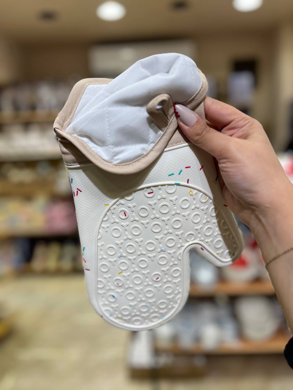 جونتي حراري مطبخ أنيق – بيج × أوف وايت بعزل عالي ضد الحرارة 🧤🔥