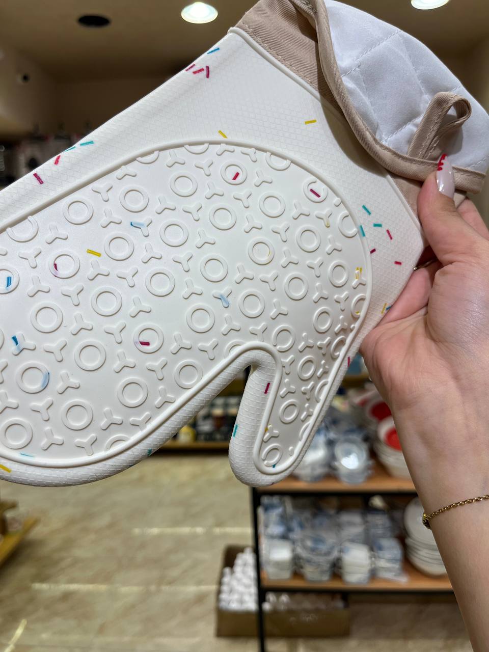 جونتي حراري مطبخ أنيق – بيج × أوف وايت بعزل عالي ضد الحرارة 🧤🔥