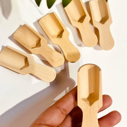 طقم برطمان توابل زجاج مربع 12 قطعة 250 ملي بغطاء خشب بامبو محكم – مع سلم خشب عالي الجوده مع استيكرات وكمان 12 معالق جروف