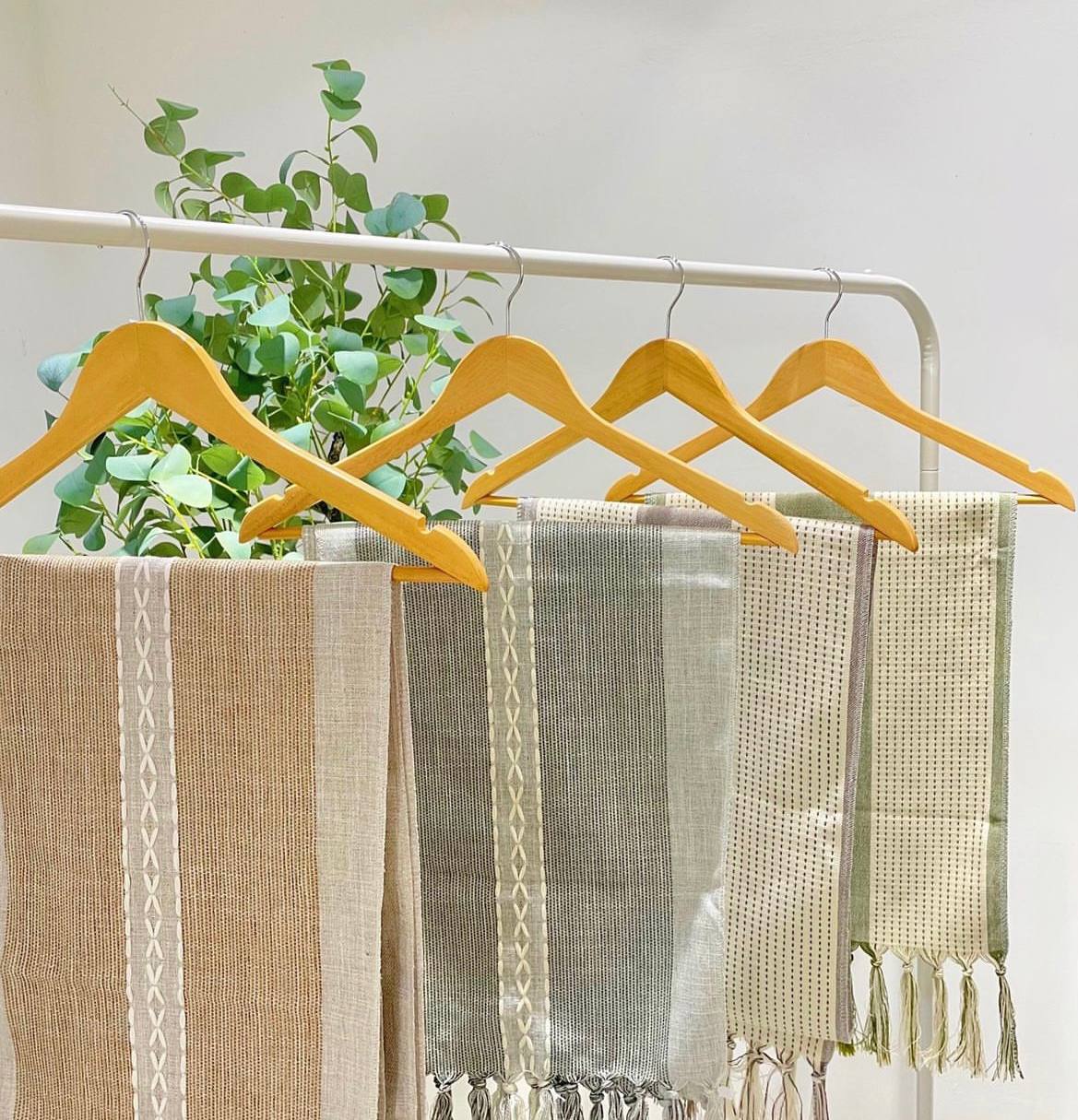 طقم شماعات خشب زان – 3 قطع | كواليتي عالي ومقاس كبير لتحمل الملابس بجميع أنواعها