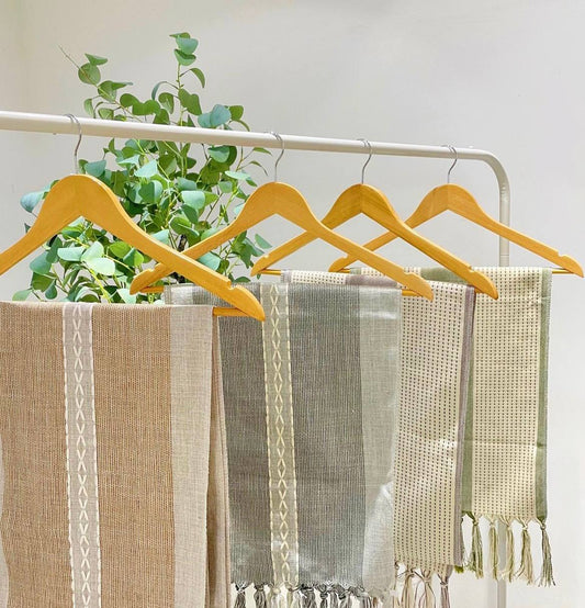 طقم شماعات خشب زان – 3 قطع | كواليتي عالي ومقاس كبير لتحمل الملابس بجميع أنواعها