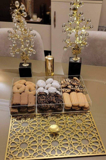 بوكس أكريليك 6 خانات بغطاء أرابيسك جولد ومقبض كريستال – علبة تقديم حلويات 36×24 سم