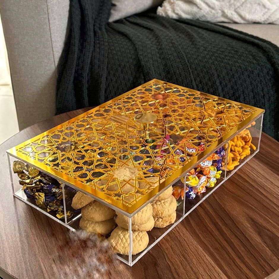 بوكس أكريليك 6 خانات بغطاء أرابيسك جولد ومقبض كريستال – علبة تقديم حلويات 36×24 سم