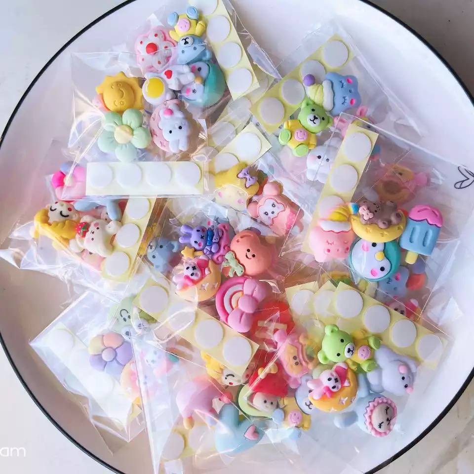 لعب بارزة 4 أشكال – لتزيين الزمزميات واللانش بوكس والأغراض الشخصية