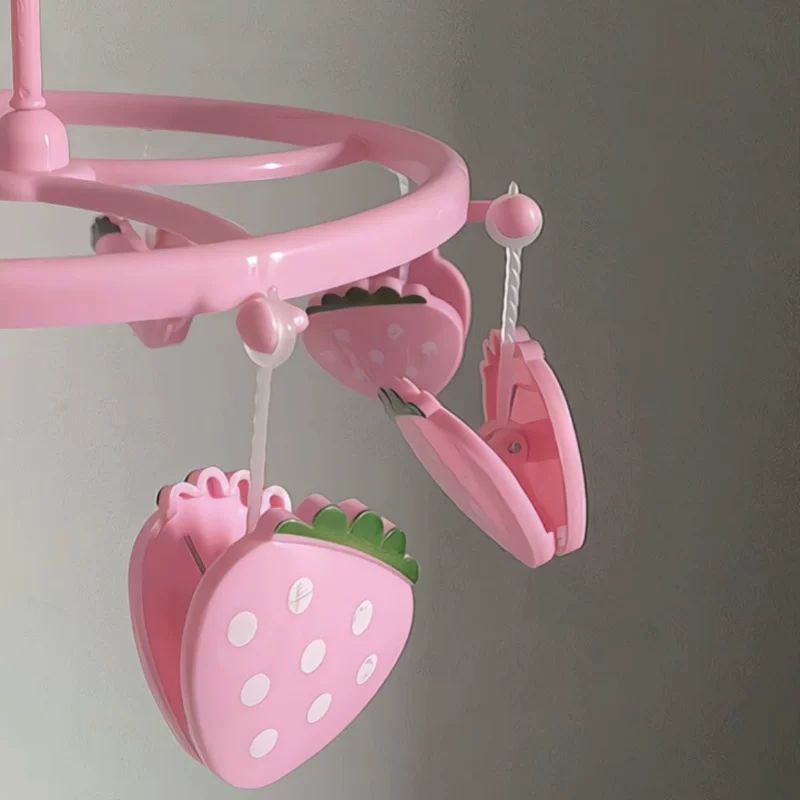 منشر حمام داخلي صغير بتصميم الفراولة – عملي ومتين للملابس الصغيرة