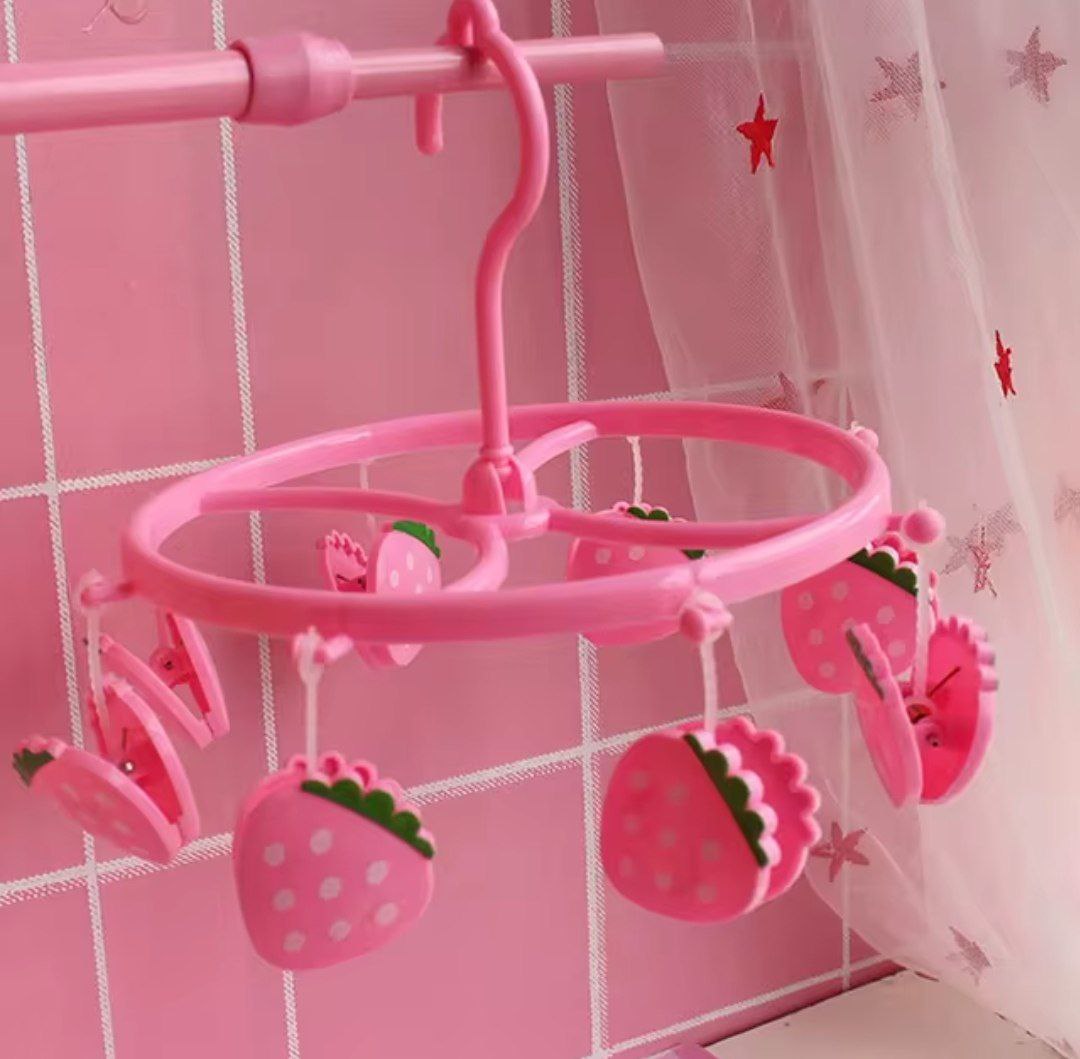 منشر حمام داخلي صغير بتصميم الفراولة – عملي ومتين للملابس الصغيرة