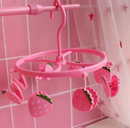 منشر حمام داخلي صغير بتصميم الفراولة – عملي ومتين للملابس الصغيرة