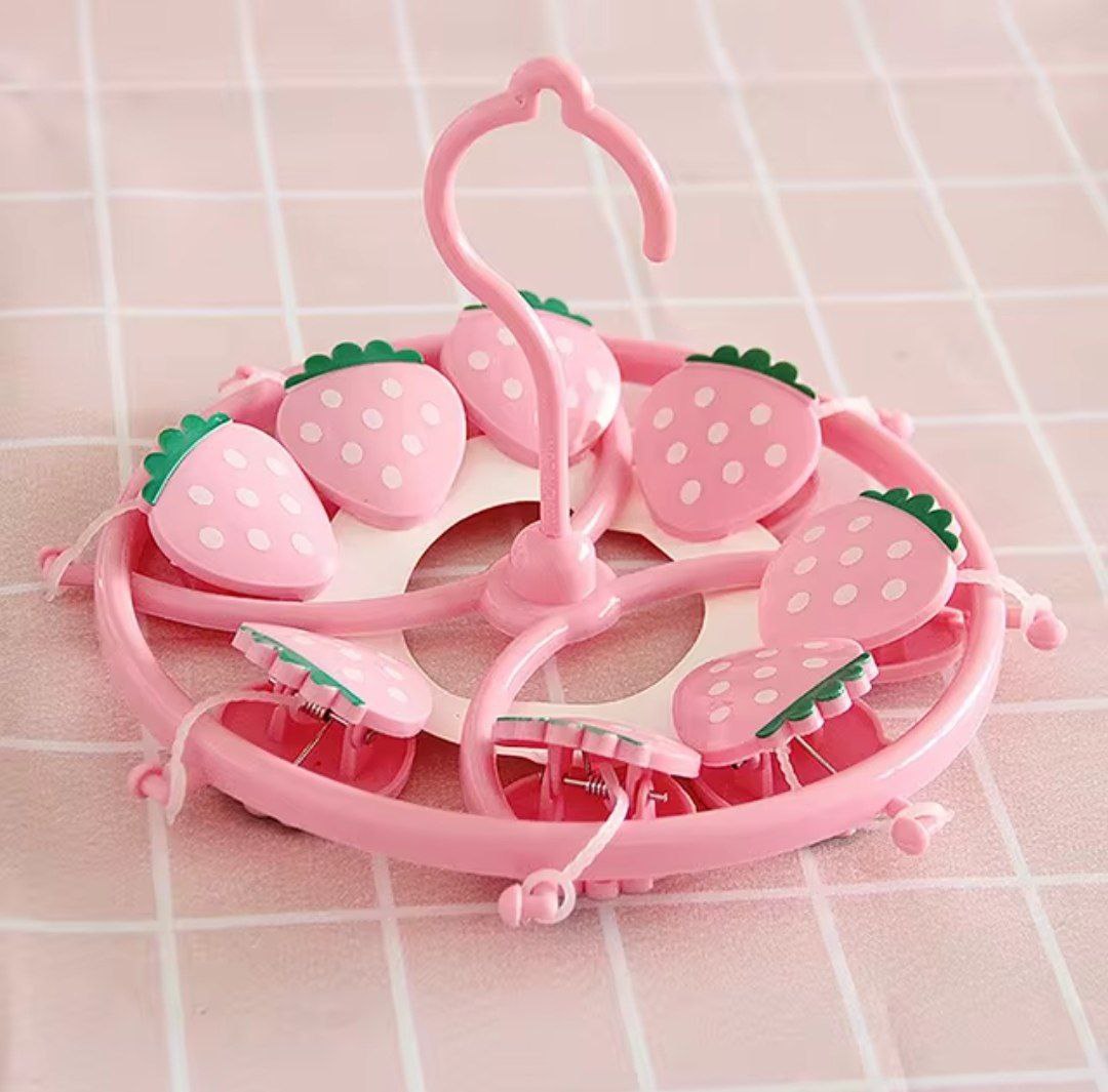 منشر حمام داخلي صغير بتصميم الفراولة – عملي ومتين للملابس الصغيرة