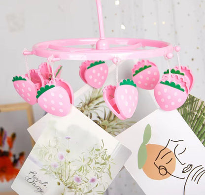 منشر حمام داخلي صغير بتصميم الفراولة – عملي ومتين للملابس الصغيرة