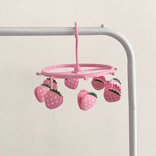 منشر حمام داخلي صغير بتصميم الفراولة – عملي ومتين للملابس الصغيرة