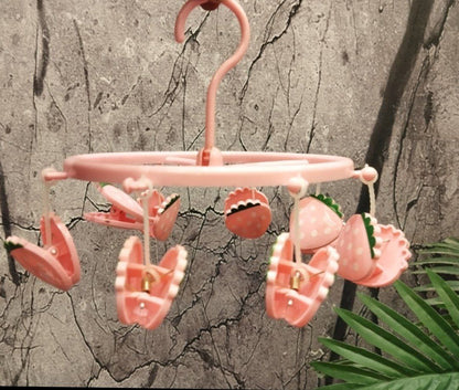 منشر حمام داخلي صغير بتصميم الفراولة – عملي ومتين للملابس الصغيرة