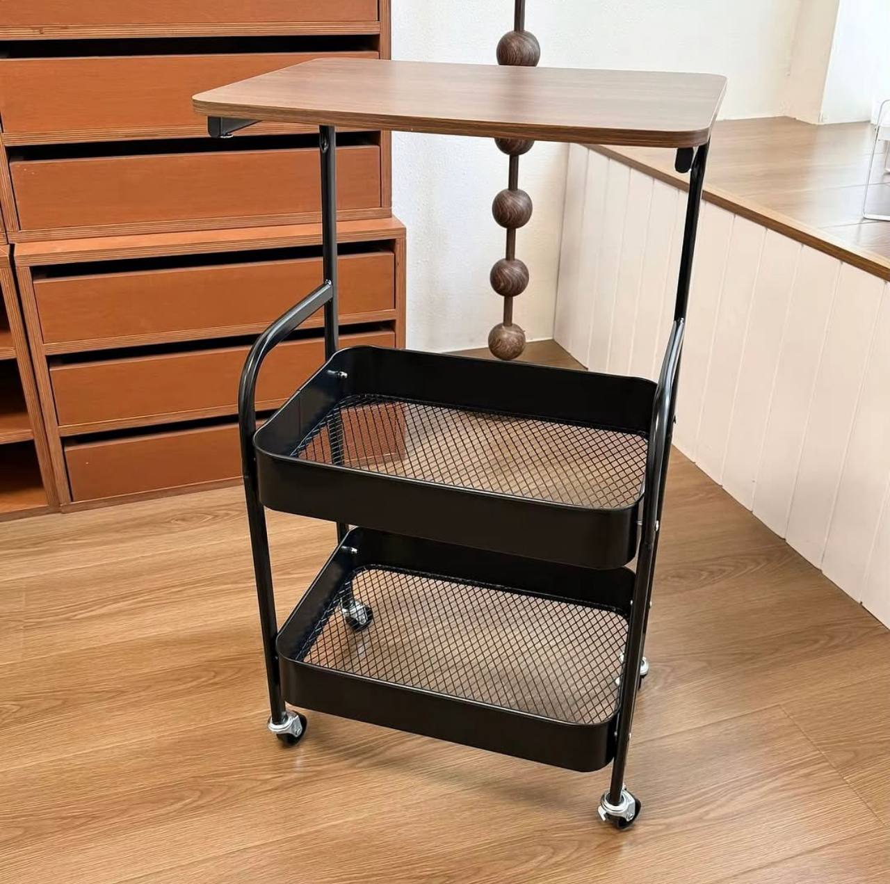 ترابيزة خدمة معدن بعجل – تصميم عملي متعدد الاستخدامات على طريقة IKEA