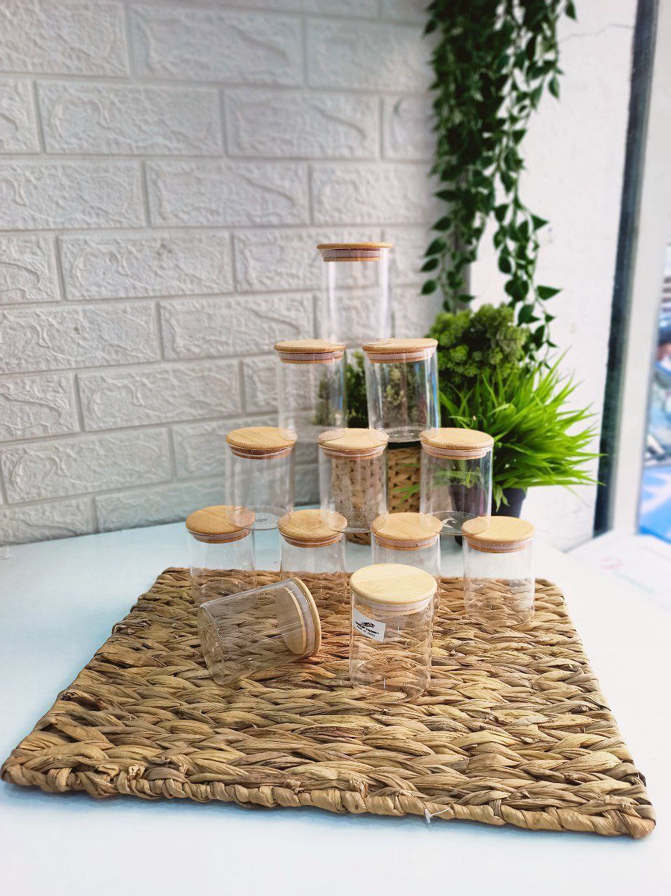 طقم برطمان توابل زجاج 12 قطعة بغطاء خشب محكم – تصميم أنيق وعالي الجودة