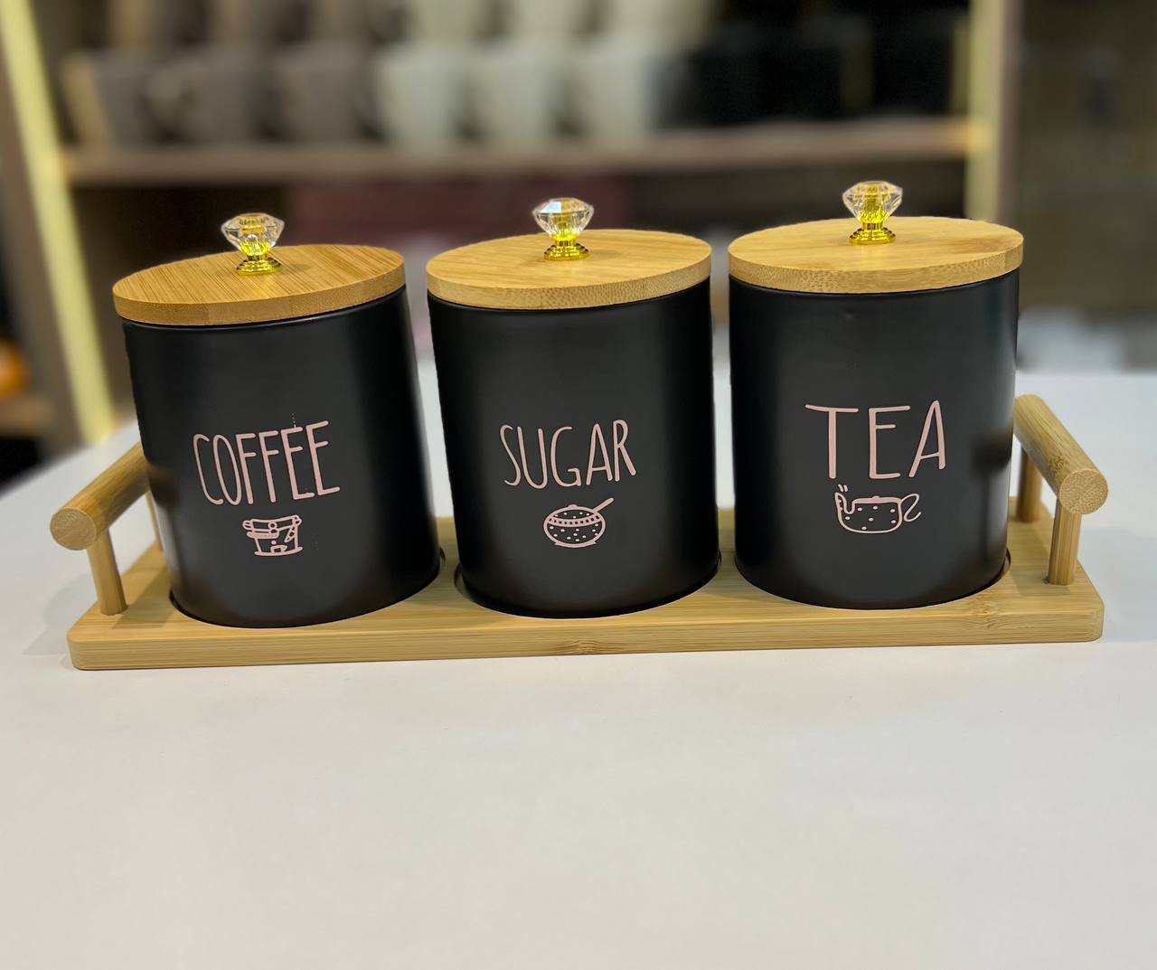 طقم برطمانات شاي وسكر وقهوة بورسلين 🤍 غطاء خشب ومقبض كريستال – سعة 500 مل