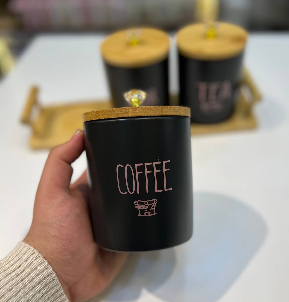 طقم برطمانات شاي وسكر وقهوة بورسلين 🤍 غطاء خشب ومقبض كريستال – سعة 500 مل