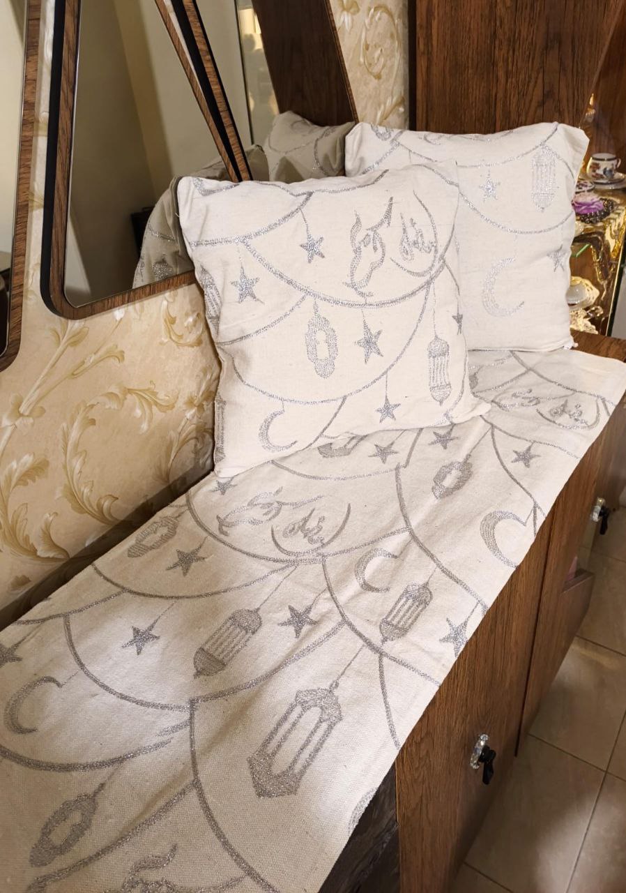 طقم رانر سفرة + 2 كوشن – لمسة أناقة لرمضان 🌙✨  الوصف: B