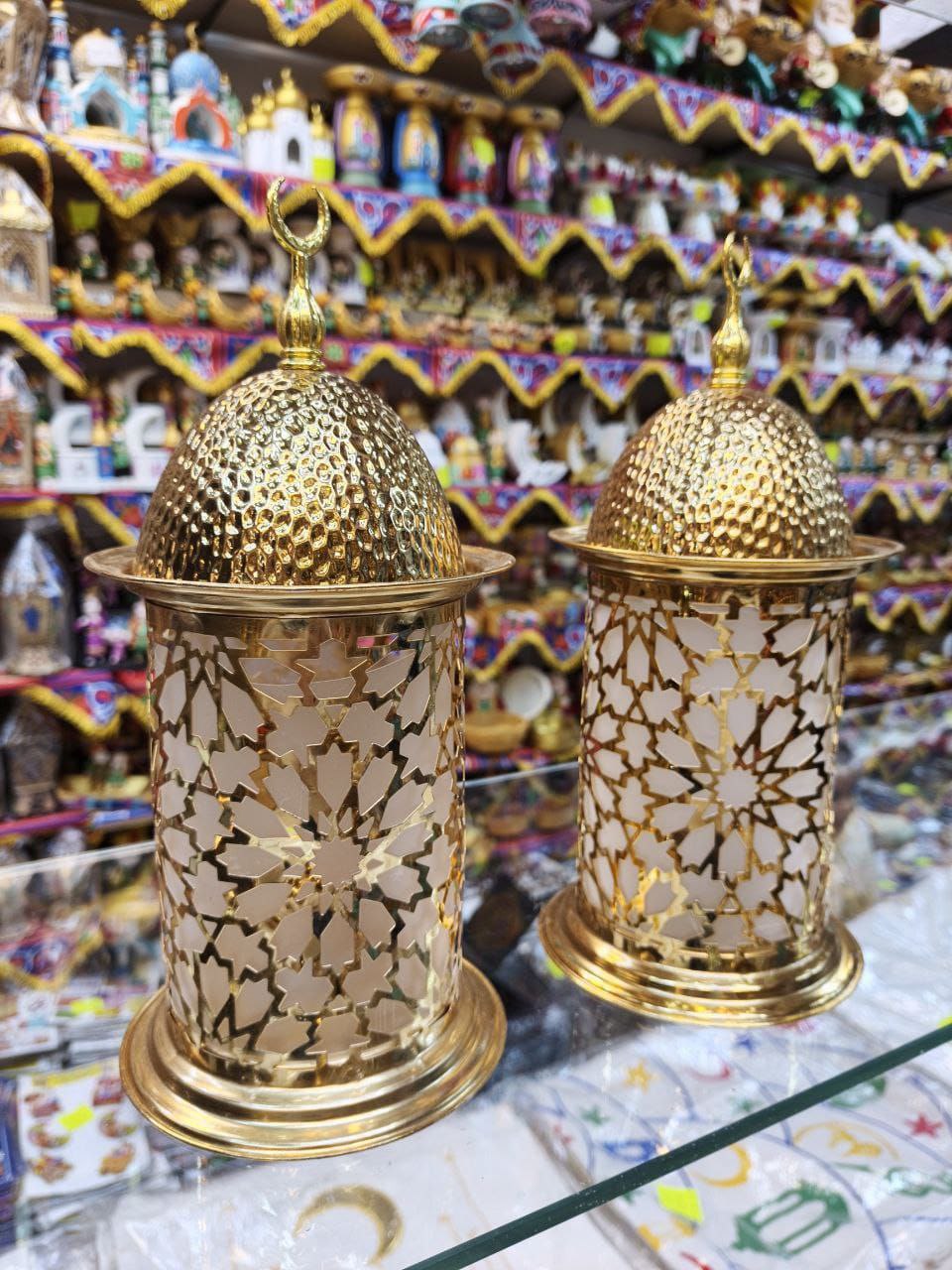 فانوس معدن بينور – قبة منقوشة ذهبي وشكل عصري رقيق 🌟 B