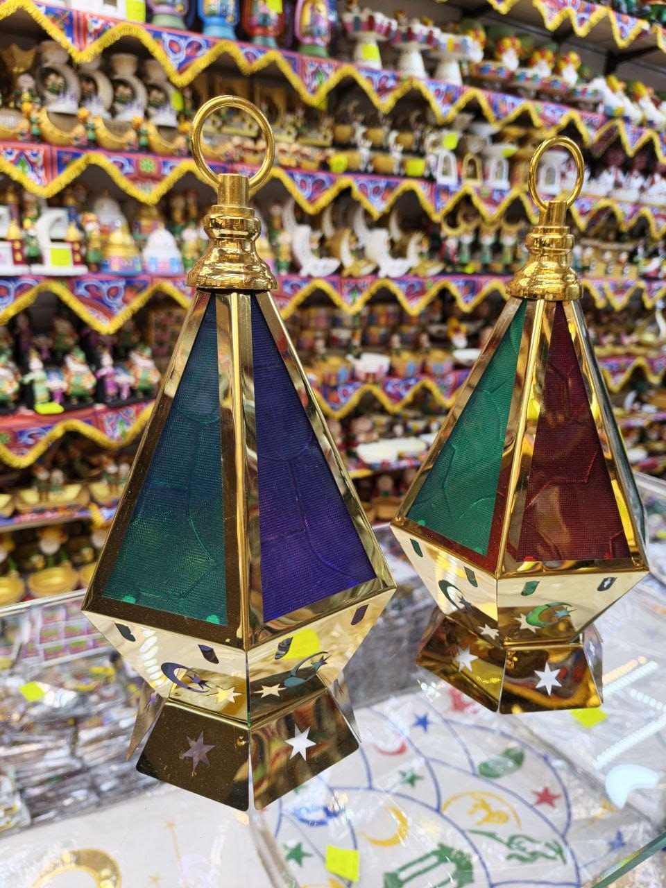 فانوس معدن بإضاءة – لمسة نور وحب في رمضان 🌙✨ B