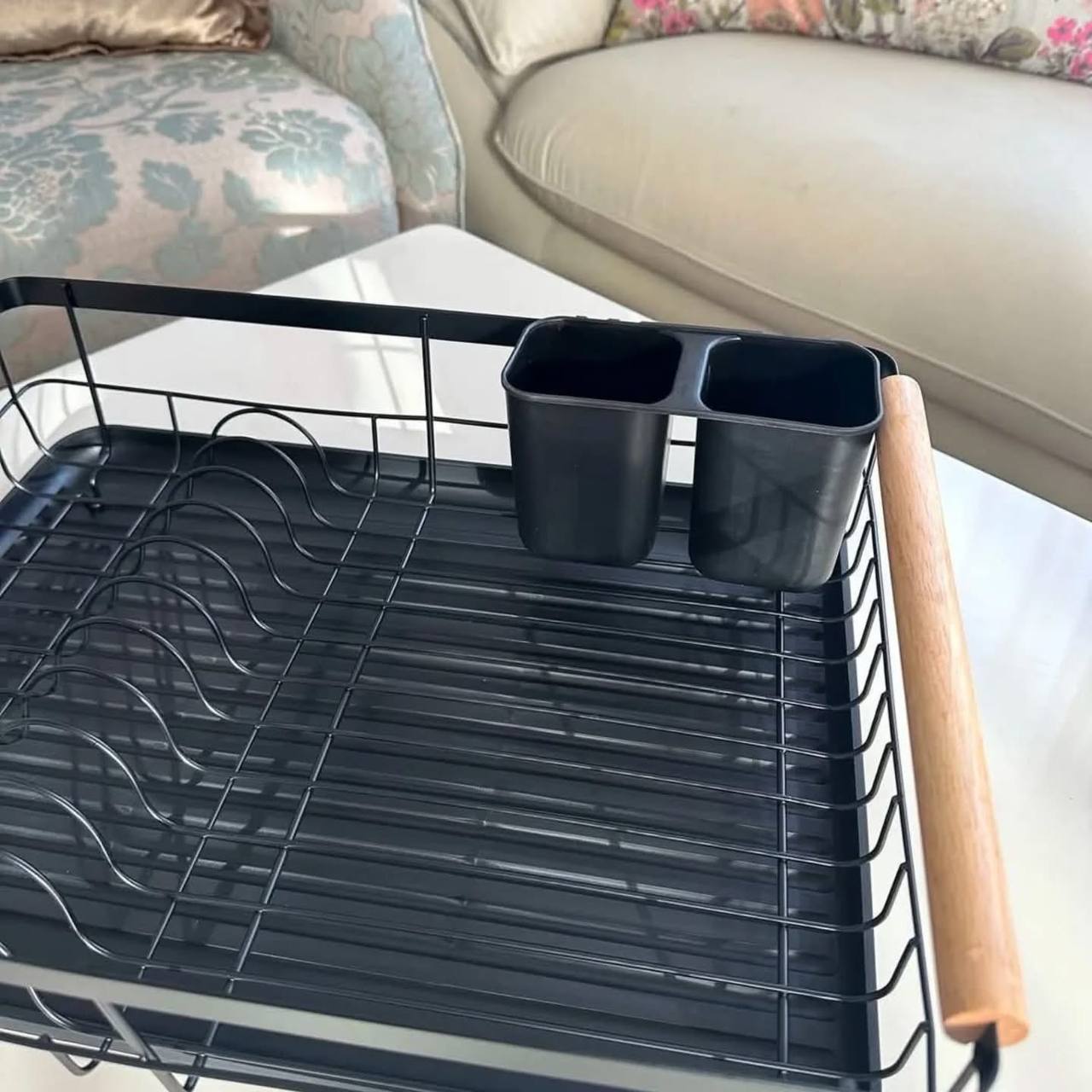 صفاية أطباق بيد خشب عالية الجودة | مزودة بحامل معالق وتراي لتصفية المياه – لون أسود