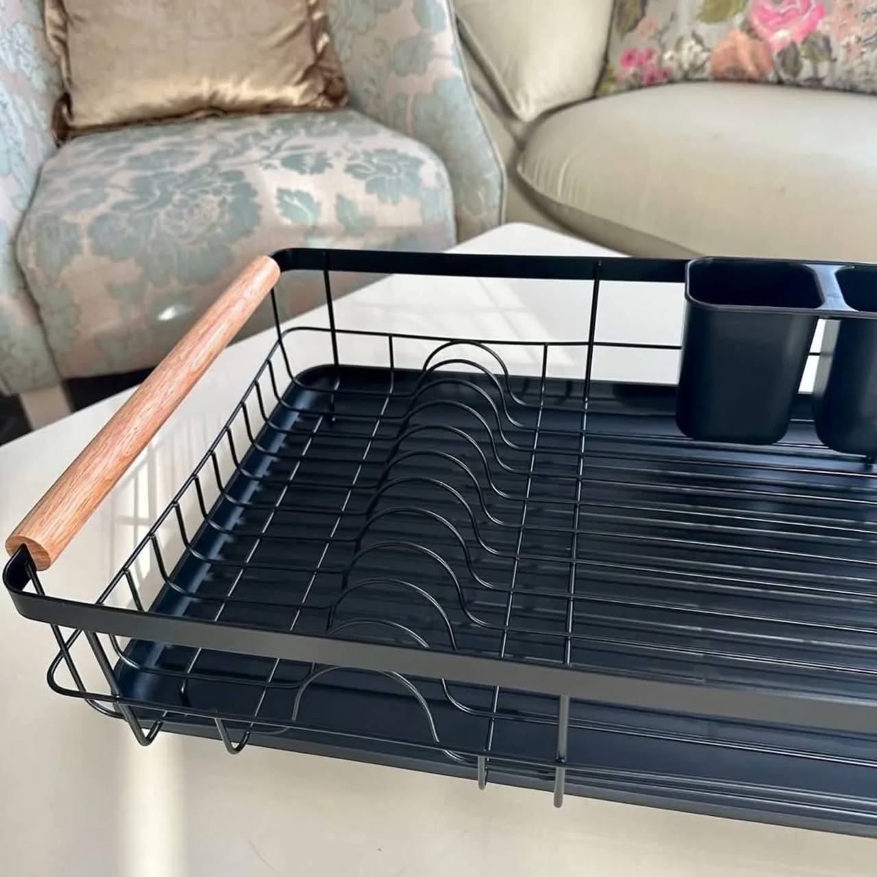 صفاية أطباق بيد خشب عالية الجودة | مزودة بحامل معالق وتراي لتصفية المياه – لون أسود