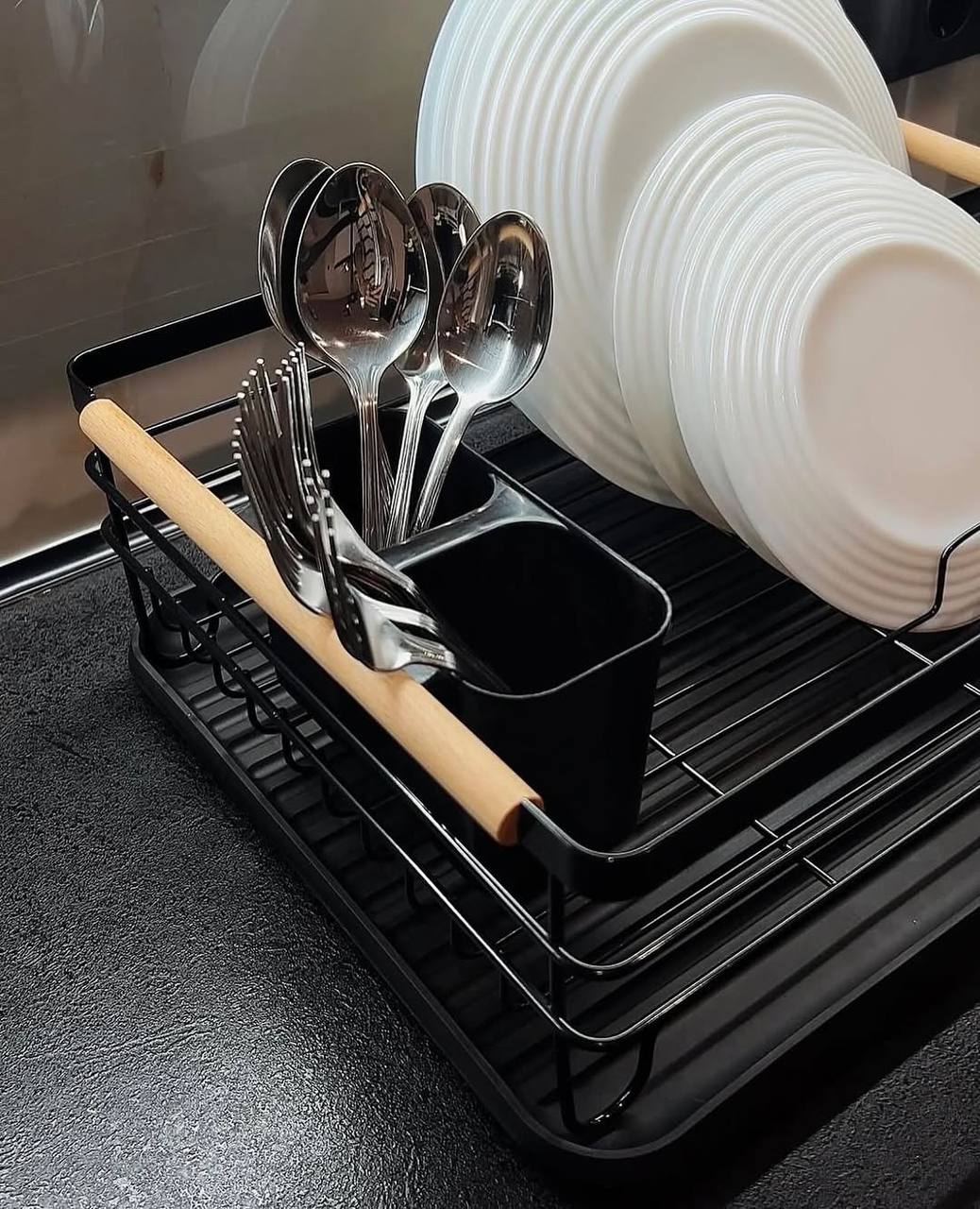 صفاية أطباق بيد خشب عالية الجودة | مزودة بحامل معالق وتراي لتصفية المياه – لون أسود