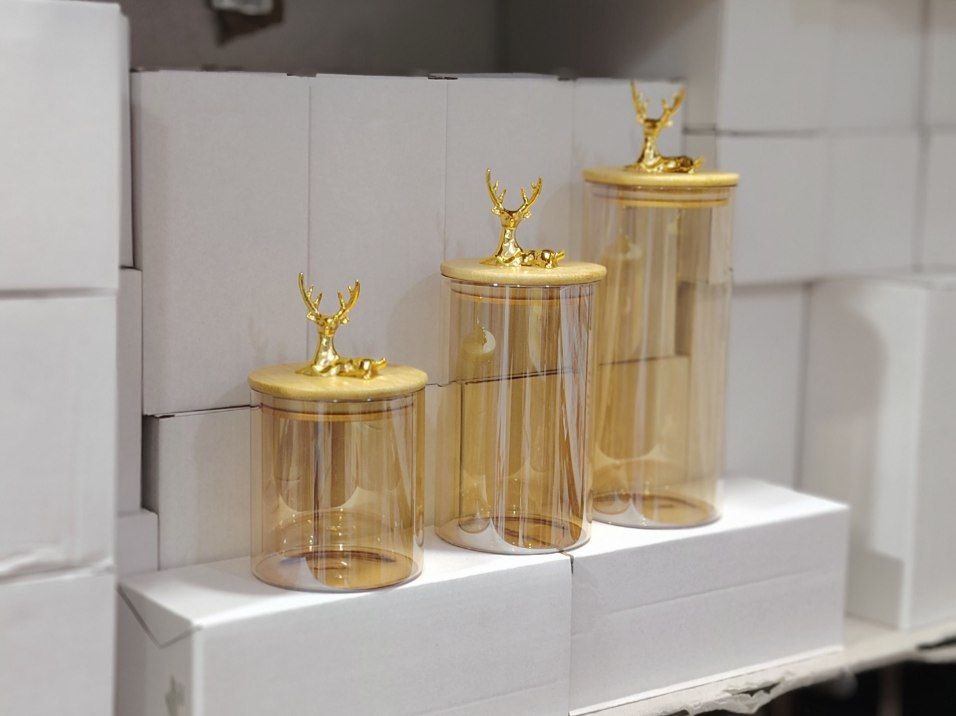 كاندي جار زجاج بيركس بغطاء بامبو مزين بغزالة جولد – برطمان ديكوري أنيق لتخزين الحلويات والمكسرات