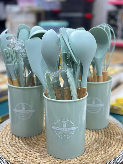 طقم توزيع الشيف بوراك الأصلي سيليكون حراري بيد خشب – 12 قطعة فاخرة بالحامل