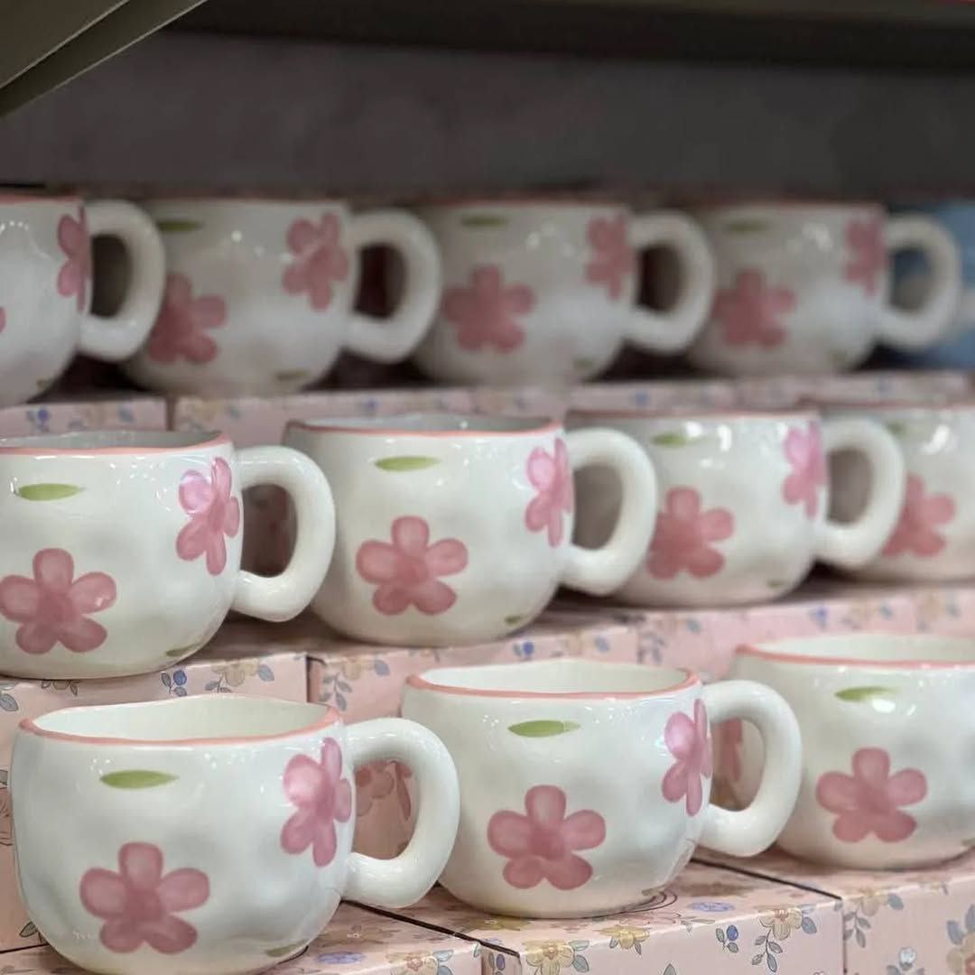 "مج بورسلين أنيق من SHEIN مصنوع يدويًا بدقة عالية من خامة بورسلين حراري مستورد، يجمع بين الجمال والجودة.