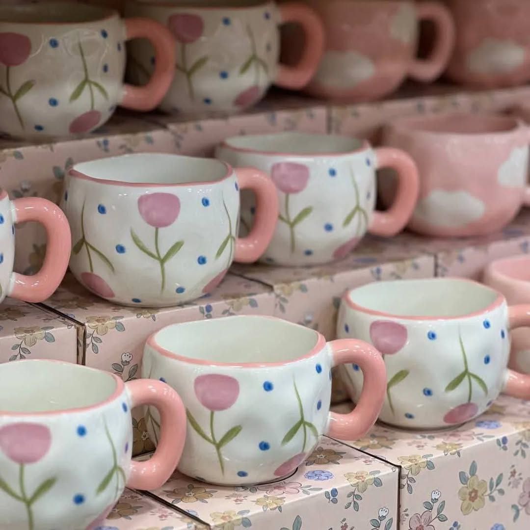 "مج بورسلين أنيق من SHEIN مصنوع يدويًا بدقة عالية من خامة بورسلين حراري مستورد، يجمع بين الجمال والجودة.