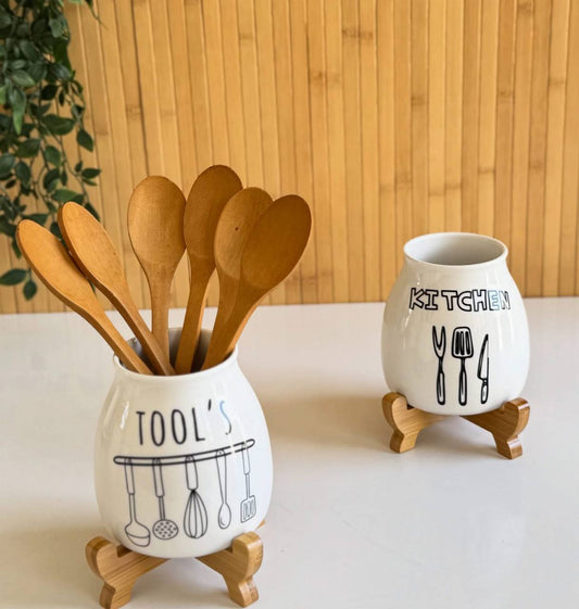 حامل ملاعق وشوك بورسلين بقاعدة خشبية – تصميم مستورد فاخر 💯