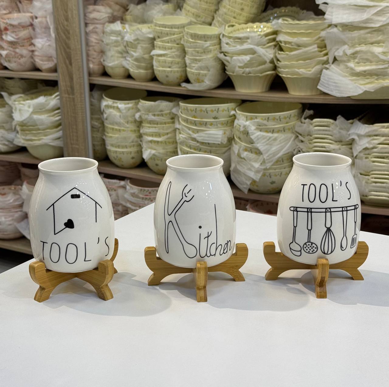 حامل ملاعق وشوك بورسلين بقاعدة خشبية – تصميم مستورد فاخر 💯