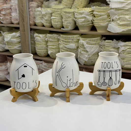 حامل ملاعق وشوك بورسلين بقاعدة خشبية – تصميم مستورد فاخر 💯