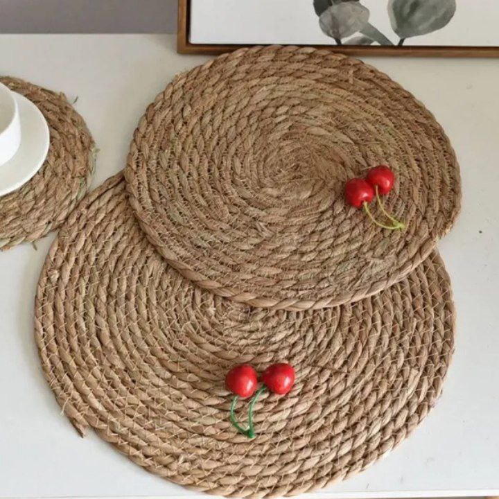 كوستر خوص مدوّر حصيرة طاولة من القش – عزل حراري ومضاد للحرارة | تصميم طبيعي أنيق