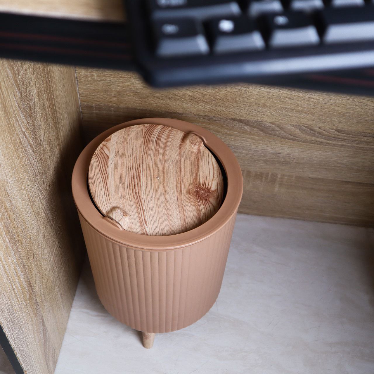 سلة مهملات ديكور بغطاء وأرجل خشبية سعة 8.5 لتر متعددة الاستخدام