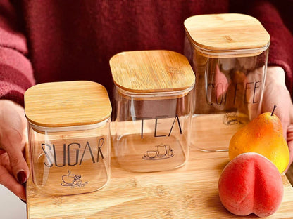 طقم كوفي بايركس بغطاء خشب بامبو | 3 برطمانات Coffee – Tea – Sugar بتصميم مربع أنيق