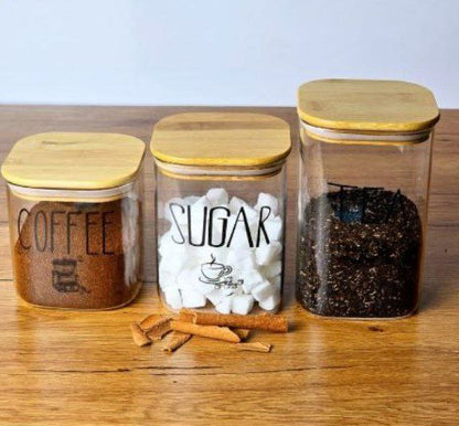 طقم كوفي بايركس بغطاء خشب بامبو | 3 برطمانات Coffee – Tea – Sugar بتصميم مربع أنيق