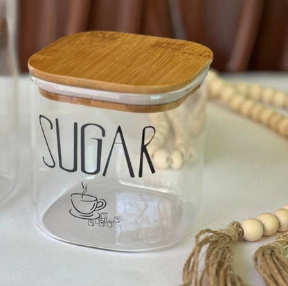 طقم كوفي بايركس بغطاء خشب بامبو | 3 برطمانات Coffee – Tea – Sugar بتصميم مربع أنيق