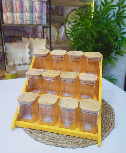 طقم برطمان توابل زجاج مربع 12 قطعة 250 ملي بغطاء خشب بامبو محكم – مع سلم خشب عالي الجوده مع استيكرات وكمان 12 معالق جروف