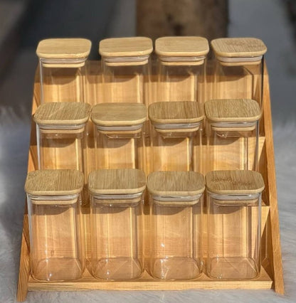 طقم برطمان توابل زجاج مربع 12 قطعة 250 ملي بغطاء خشب بامبو محكم – مع سلم خشب عالي الجوده مع استيكرات وكمان 12 معالق جروف