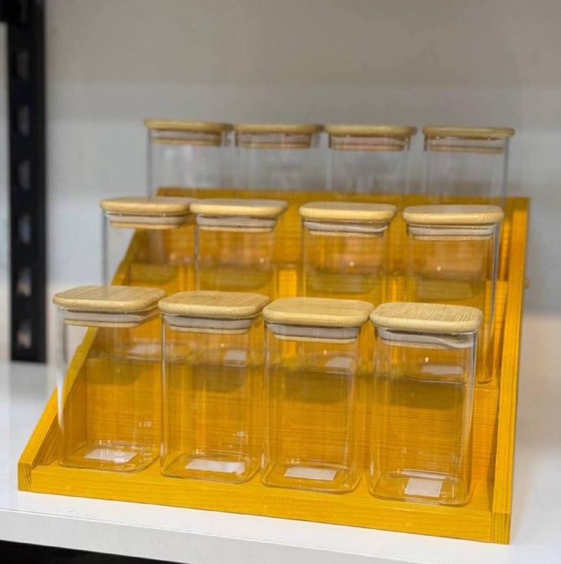 طقم برطمان توابل زجاج مربع 12 قطعة 250 ملي بغطاء خشب بامبو محكم – مع سلم خشب عالي الجوده مع استيكرات وكمان 12 معالق جروف