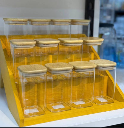 طقم برطمان توابل زجاج مربع 12 قطعة 250 ملي بغطاء خشب بامبو محكم – مع سلم خشب عالي الجوده مع استيكرات وكمان 12 معالق جروف