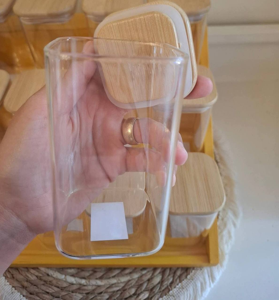 طقم برطمان توابل زجاج مربع 12 قطعة 250 ملي بغطاء خشب بامبو محكم – مع سلم خشب عالي الجوده مع استيكرات وكمان 12 معالق جروف