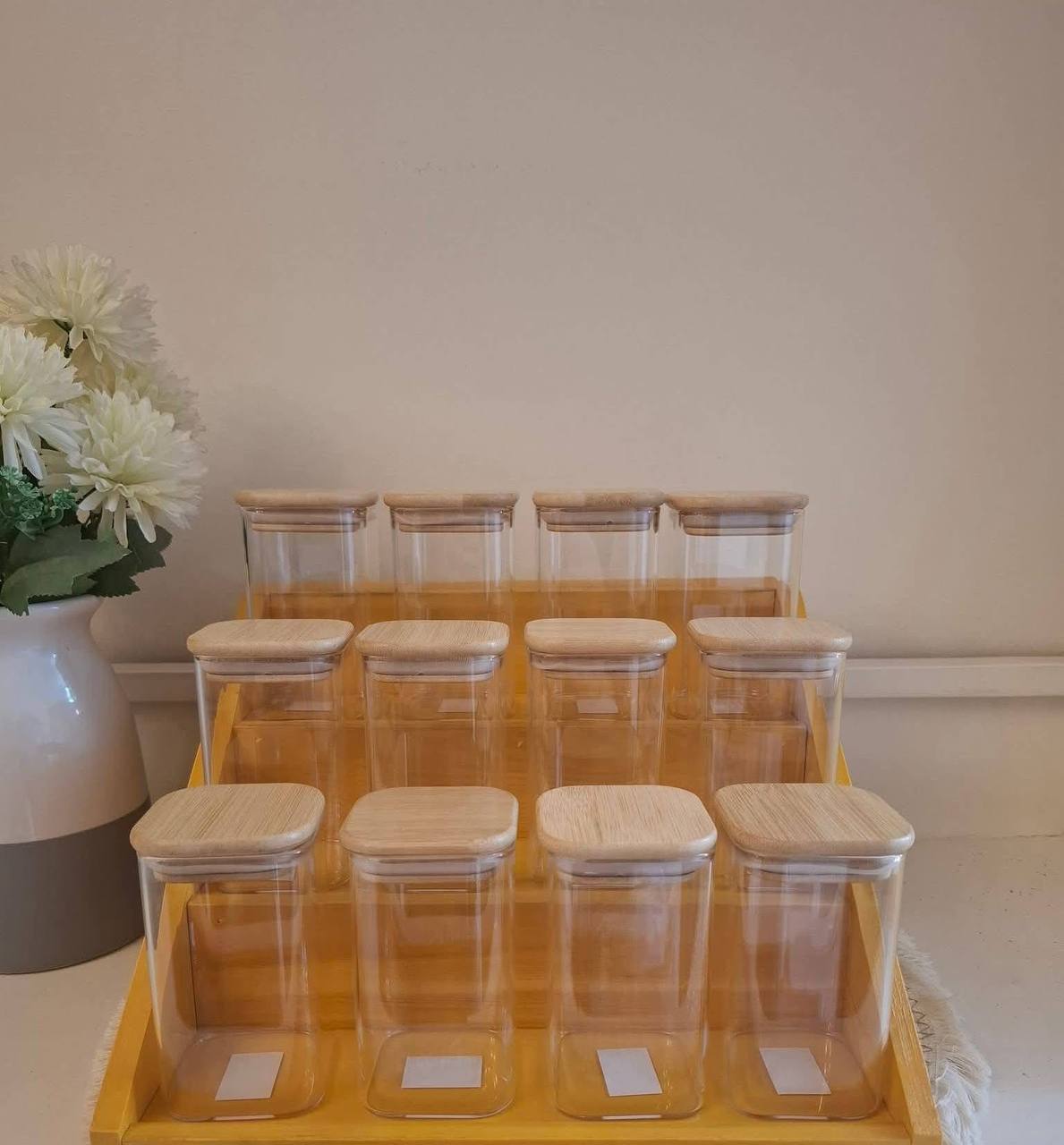 طقم برطمان توابل زجاج مربع 12 قطعة 250 ملي بغطاء خشب بامبو محكم – مع سلم خشب عالي الجوده مع استيكرات وكمان 12 معالق جروف